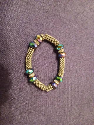 Braccialetto in metallo con pietrine sfaccettate.