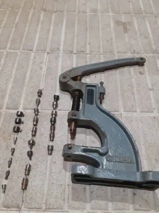 Remachadora manual con accesorios