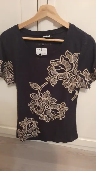 Camiseta Desigual flores bordadas nueva