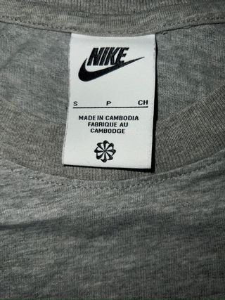 Camiseta Nike Dri-FIT Repeat Gris Talla S