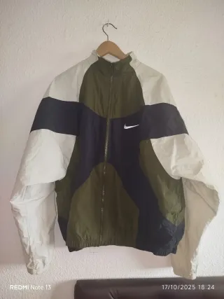 Chaqueta Nike verde y blanca