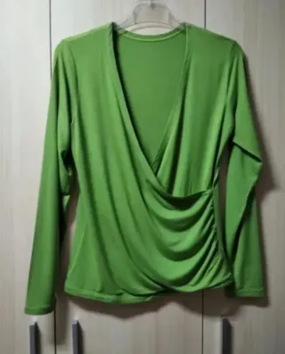 Camiseta verde cruzada manga larga