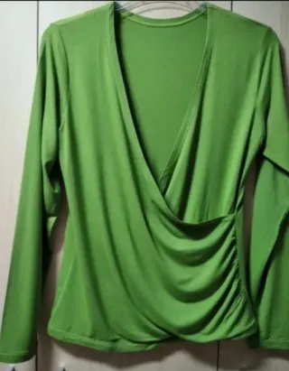 Camiseta verde cruzada manga larga