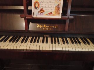 Piano de pared inglés