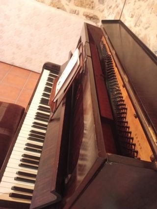 Piano de pared inglés