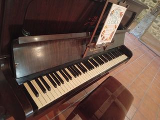 Piano de pared inglés