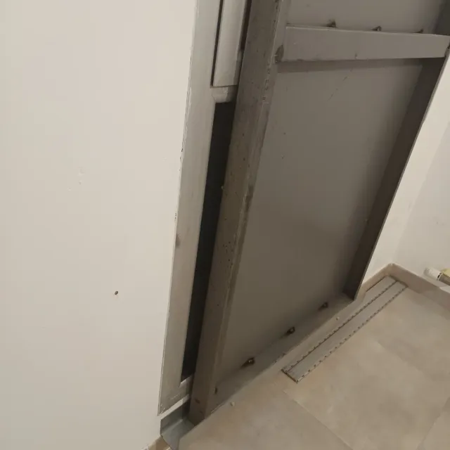 Puerta / Panel Antiokupa