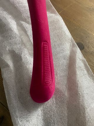 Stock Perchas terciopelo rojo dorado