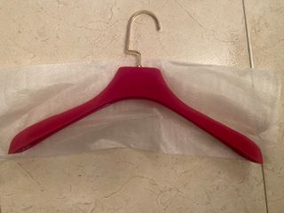 Stock Perchas terciopelo rojo dorado