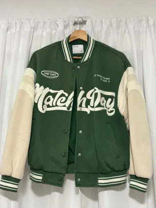 Chaqueta estilo americano Bershka verde y beige