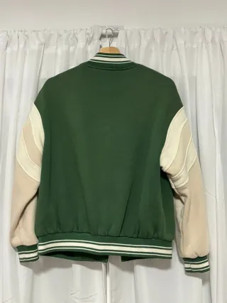 Chaqueta estilo americano Bershka verde y beige