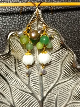 Orecchini perla, giada verde e fiore bianco