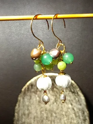 Orecchini perla, giada verde e fiore bianco