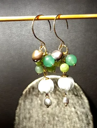 Orecchini perla, giada verde e fiore bianco