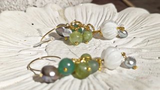 Orecchini perla, giada verde e fiore bianco