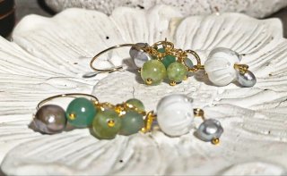 Orecchini perla, giada verde e fiore bianco