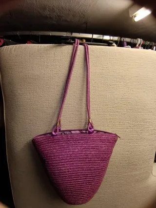 Bolso de rafia morado fucsia