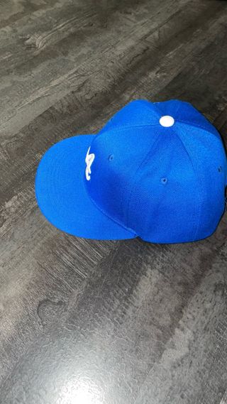 Cappello blu con visiera dritta