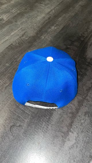 Cappello blu con visiera dritta