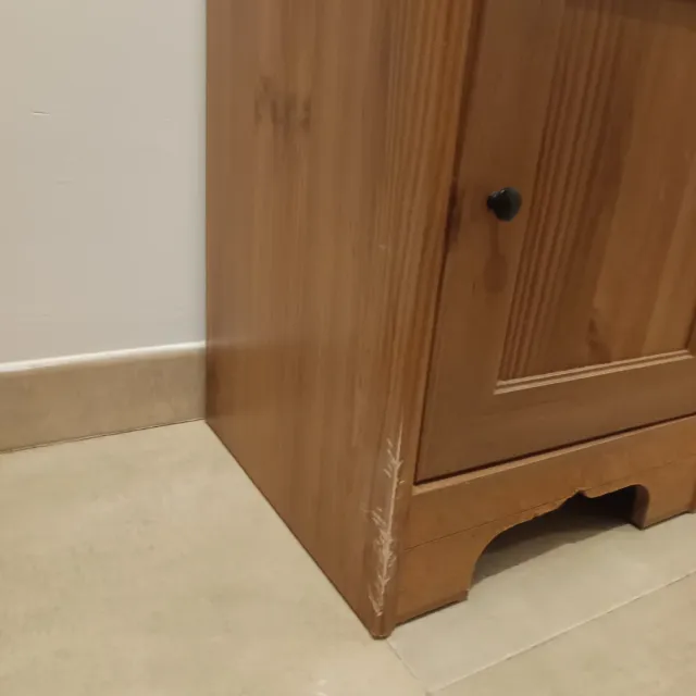 Comodino in legno