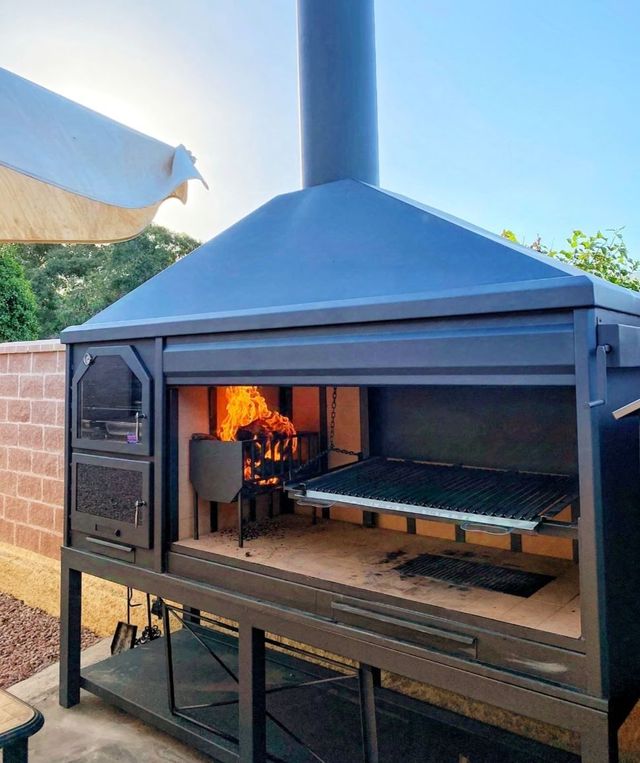 Barbecue da costruzione con cappa