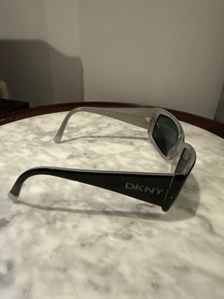Gafas de sol DKNY negras y grises