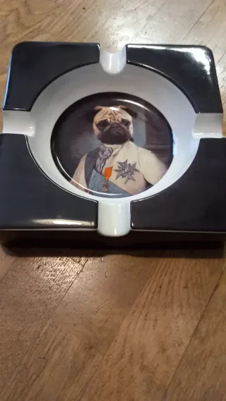 Posacenere o posa sigari di design con cane