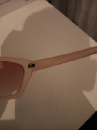 Gafas de sol rosas y marrones