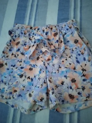 Bermudas florales con cinturón