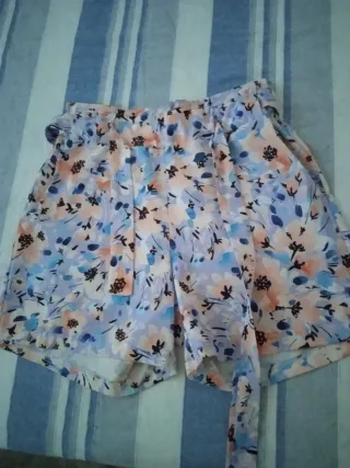 Bermudas florales con cinturón