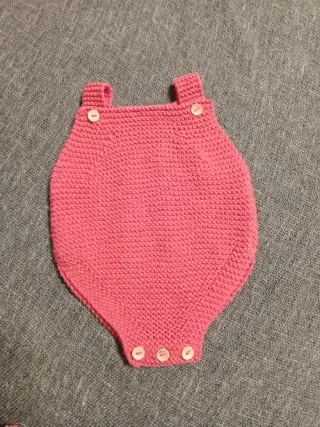 Body coral con patucos ( body blanco no incluido)h