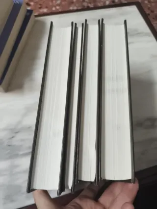 4 libros de tapa dura "Clásicos contemporáneos"