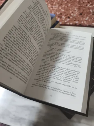 4 libros de tapa dura "Clásicos contemporáneos"