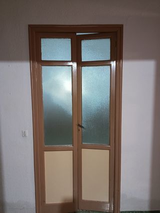 Puertas y ventanas antiguas de madera y cristal