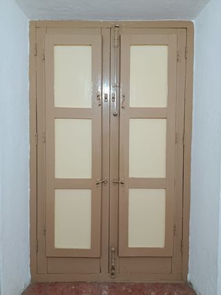 Puertas y ventanas antiguas de madera y cristal