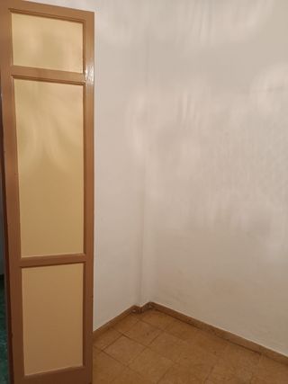 Puertas y ventanas antiguas de madera y cristal