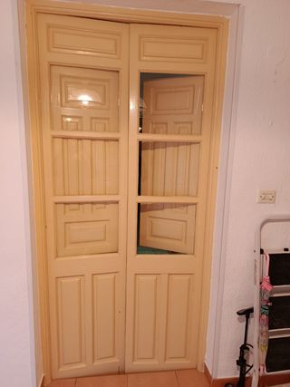 Puertas y ventanas antiguas de madera y cristal