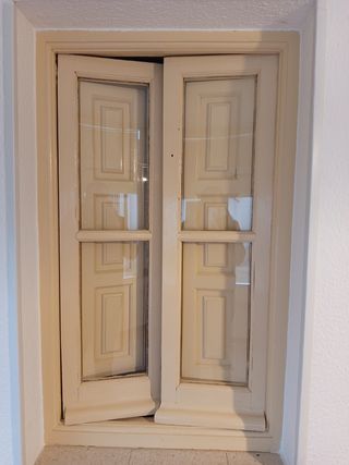 Puertas y ventanas antiguas de madera y cristal
