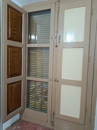 Puertas y ventanas antiguas de madera y cristal