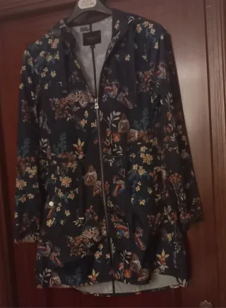 Impermeable bonito fondo negro estampado.