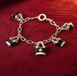 Pulsera con charms de bolso plateada