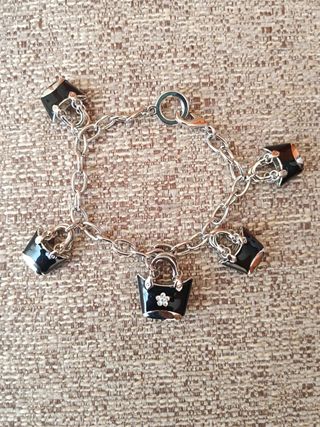 Pulsera con charms de bolso plateada
