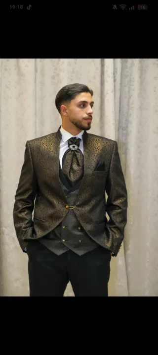 Traje de hombre negro y dorado