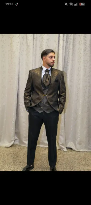 Traje de hombre negro y dorado