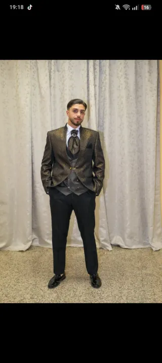 Traje de hombre negro y dorado