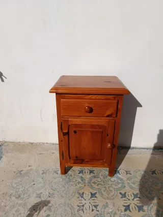 Mesa de noche provenzal de madera