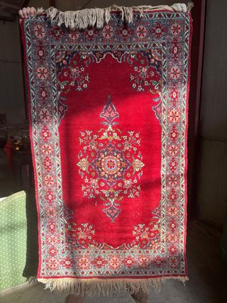 Alfombra de lana roja y azul