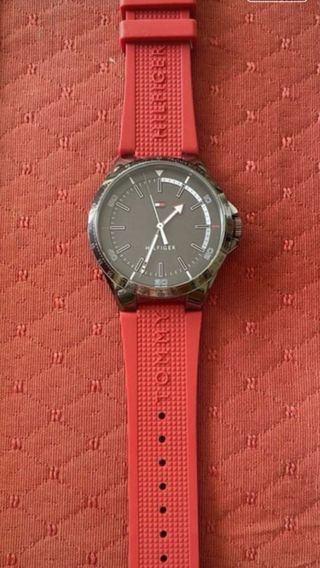 Reloj Tommy Hilfiger Negro y Rojo