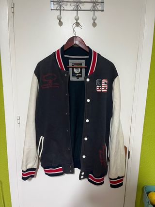 Chaqueta universitaria negra y blanca