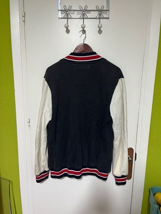 Chaqueta universitaria negra y blanca